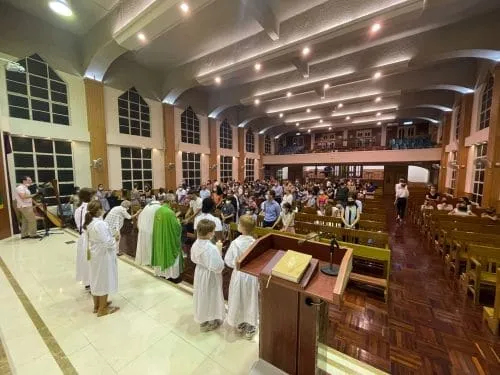 Assemblée rassemblée pour la messe