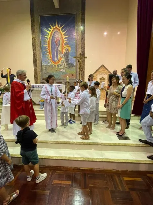 Les jeunes baptisés accueillent les futurs baptisés