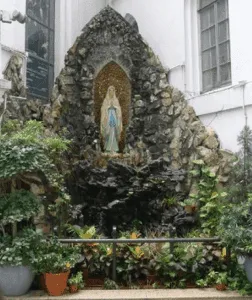 La statue de la Vierge de Lourdes à l’entrée du Cathedral Office, Caine Road