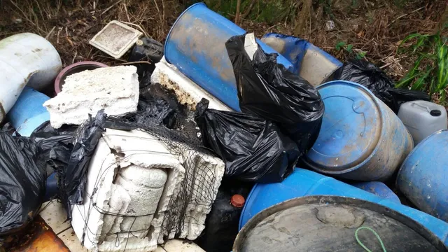 Sous les déchets, la plage!