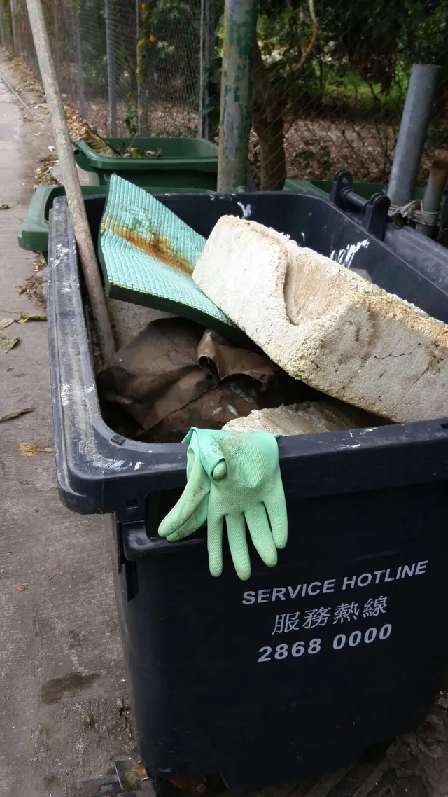 Sous les déchets, la plage!