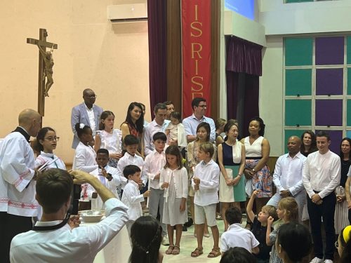 Les jeunes baptisés accueillent les futurs baptisés 